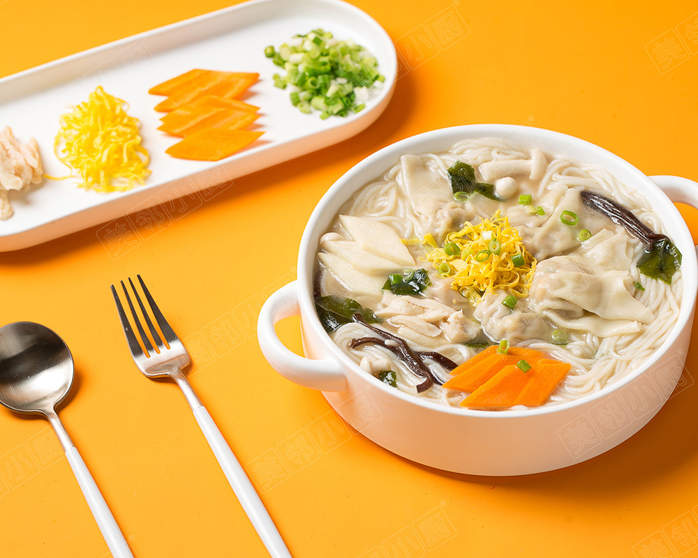 菌湯雞肉餛飩米線